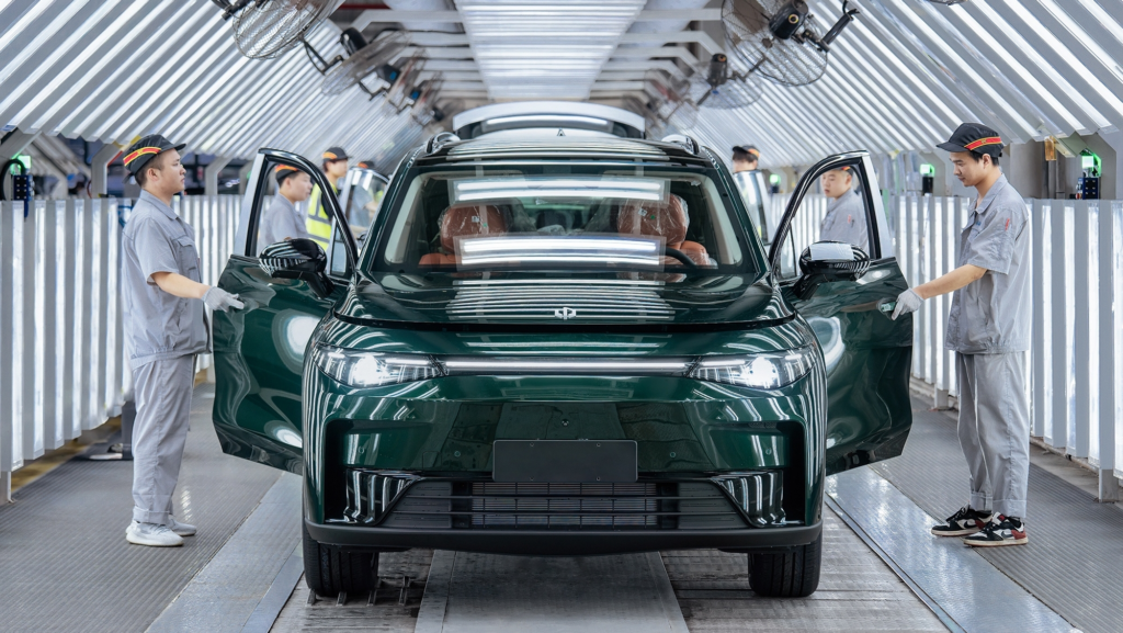 Giro en la industria: el CEO de Stellantis confirma que Leapmotor fabricará hasta 4 coches eléctricos en España