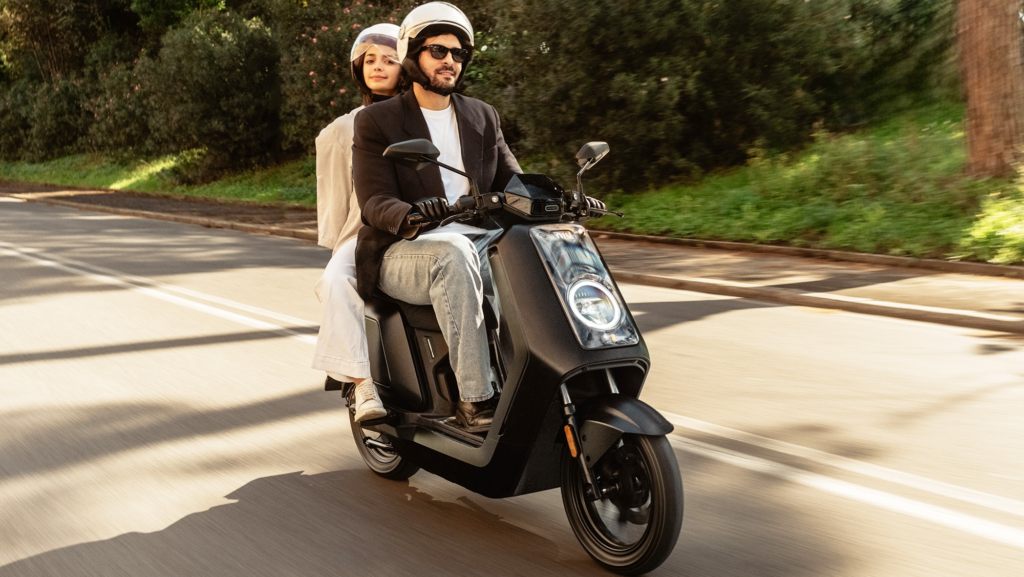 Tiene 24.000 ciclomotores de combustión circulando por sus calles, y por eso Barcelona ofrece 600 euros para pasarse a la moto eléctrica