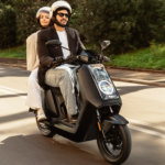 Tiene 24.000 ciclomotores de combustión circulando por sus calles, y por eso Barcelona ofrece 600 euros para pasarse a la moto eléctrica