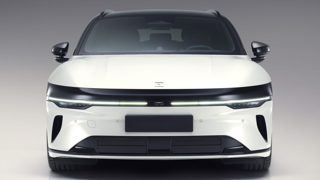 655 km y desde 25.640 €: el nuevo eléctrico de los dueños de Volvo llega a España