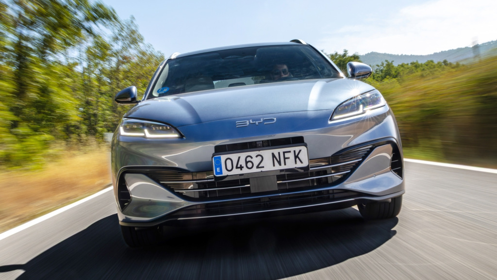Con 1,5 L/100 km, conserva la estética pero mejora sus tripas: 210 km de autonomía eléctrica para este BYD híbrido enchufable