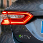 Si vas a comprar un coche híbrido, ten en cuenta un sobrecoste del que advierte la Agencia Internacional de la Energía sobre el precio de su batería