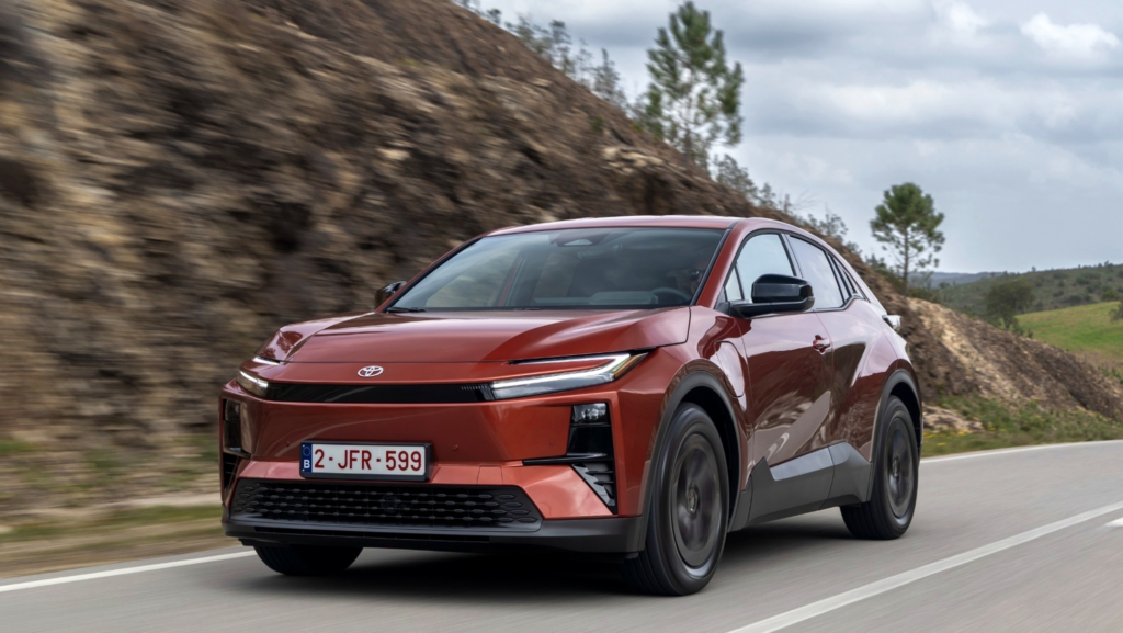 Hasta 607 km de autonomía y 1.000.000 de km de garantía: probamos el segundo coche eléctrico de Toyota, el nuevo CH-R+