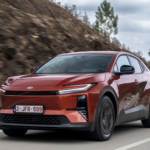 Hasta 607 km de autonomía y 1.000.000 de km de garantía: probamos el segundo coche eléctrico de Toyota, el nuevo CH-R+