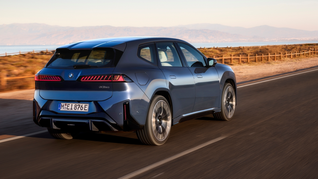 Éxito histórico: BMW recibe más de 50.000 pedidos por el iX3, el coche eléctrico hecho en Europa más importante del momento