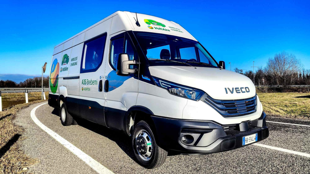 Adiós a parar para recargar: Iveco presenta una furgoneta eléctrica con carga inalámbrica en carretera