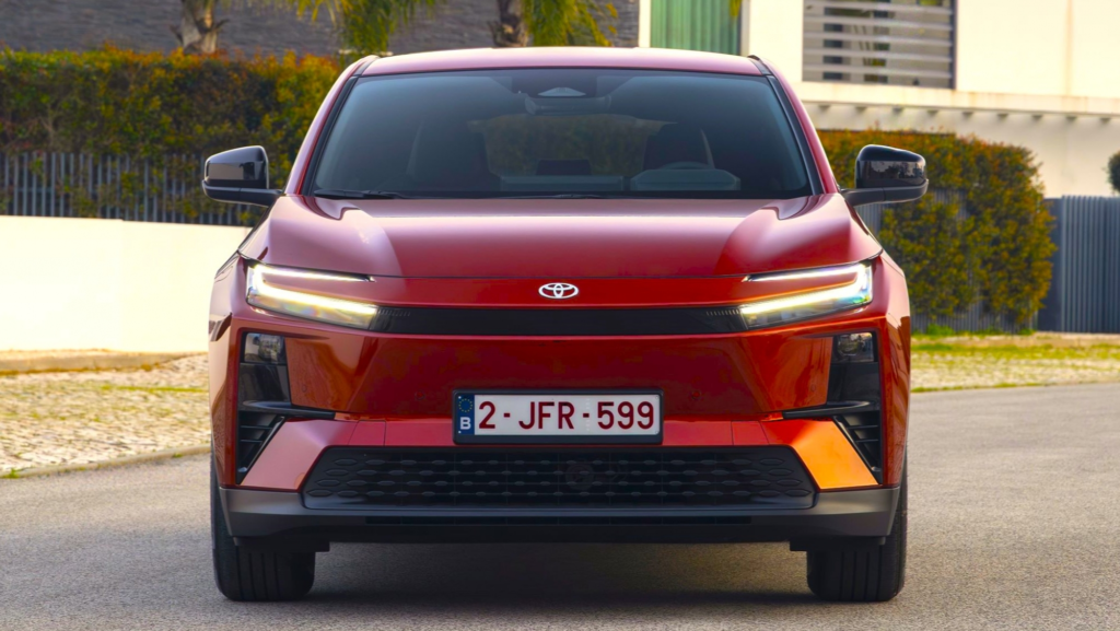 Hasta 3.375 € más barato: Toyota rebaja el precio de su eléctrico estrella en España y pone en jaque a BYD y KIA