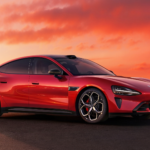 Tras vender más de 380.000 unidades en 24 meses, Xiaomi evoluciona su mejor coche eléctrico: 902 km por 27.800 €