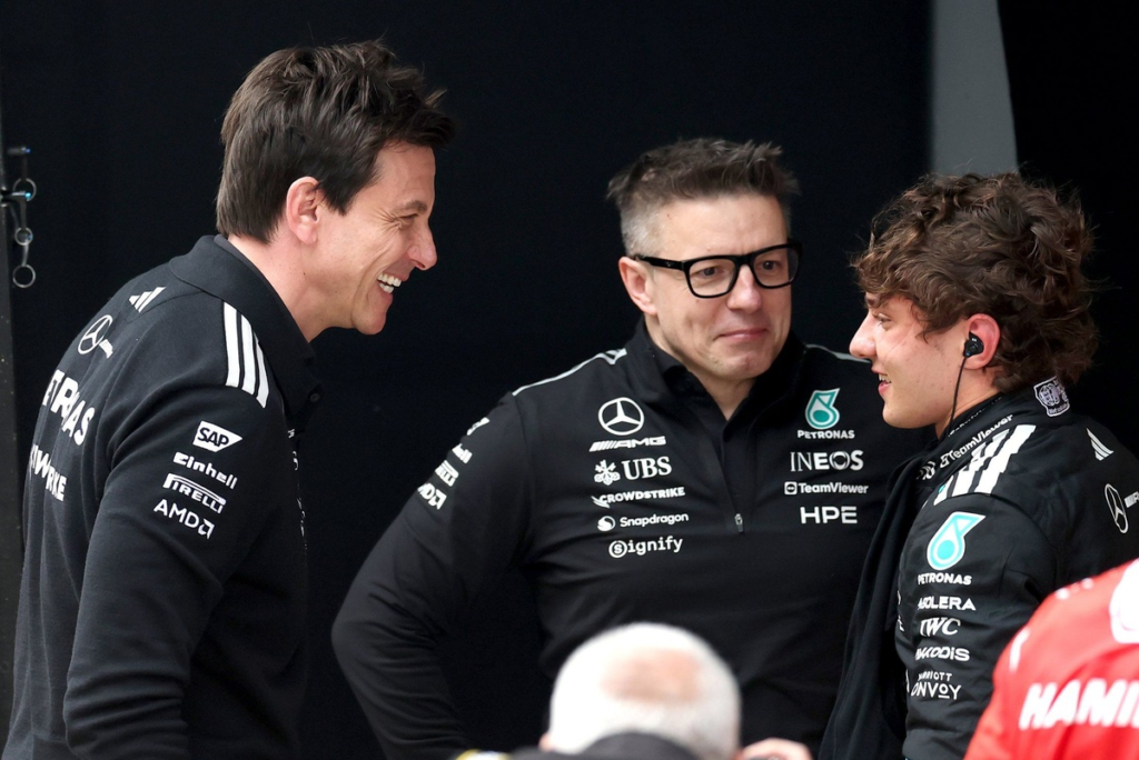 ‘Piedi per terra’ – el mensaje serio tras la broma de Toto Wolff con los medios italianos #F1 #FVDigital