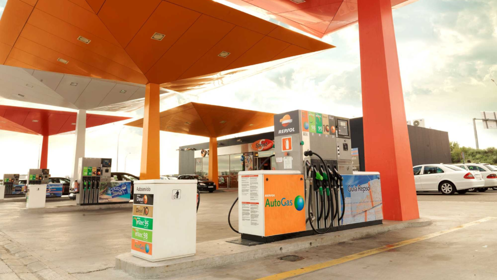 A partir de mañana, descuentos de hasta 40 céntimos por litro de combustible en estas gasolineras, aunque con una condición que debes cumplir antes de repostar