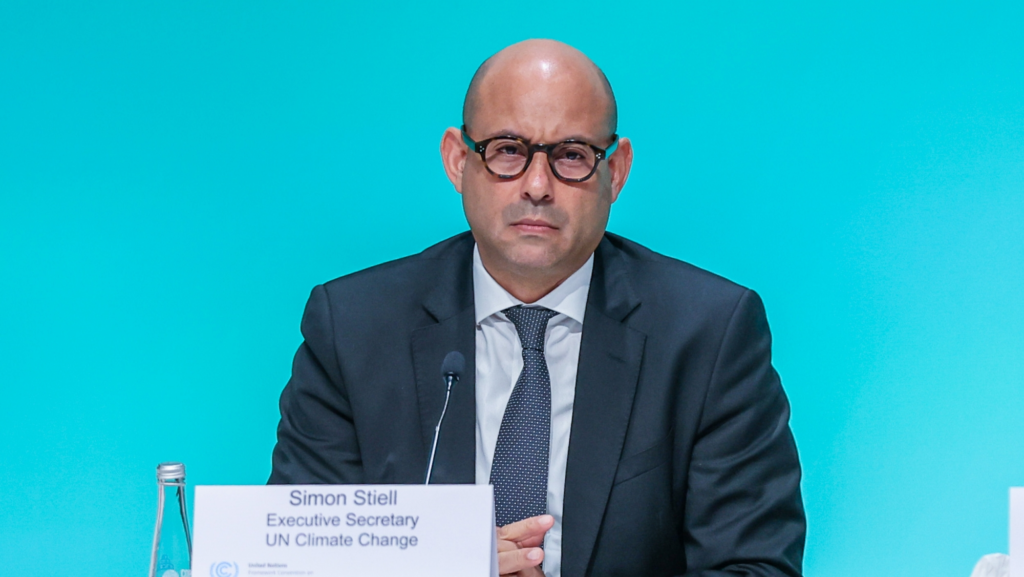 Simon Stiell, jefe climático de la ONU: "El mundo no puede seguir dependiendo de los combustibles fósiles"