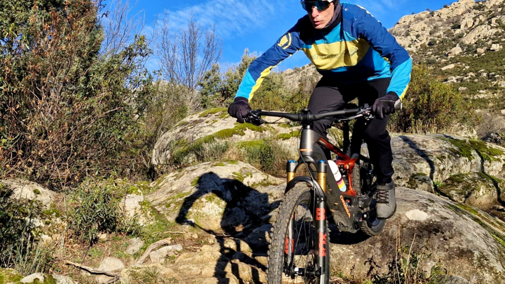 La bicicleta eléctrica de montaña ideal: ¿qué prefieres, una veloz y estable frente a una reactiva y manejable?