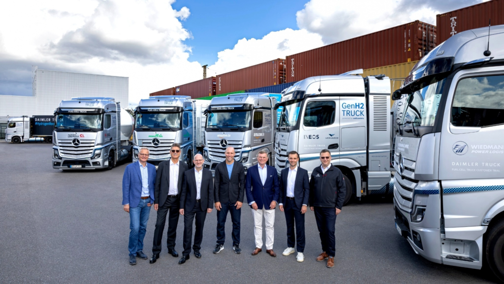 Más de 225.000 km con 285 repostajes: los camiones de hidrógeno de Mercedes-Benz superan sus pruebas con clientes reales