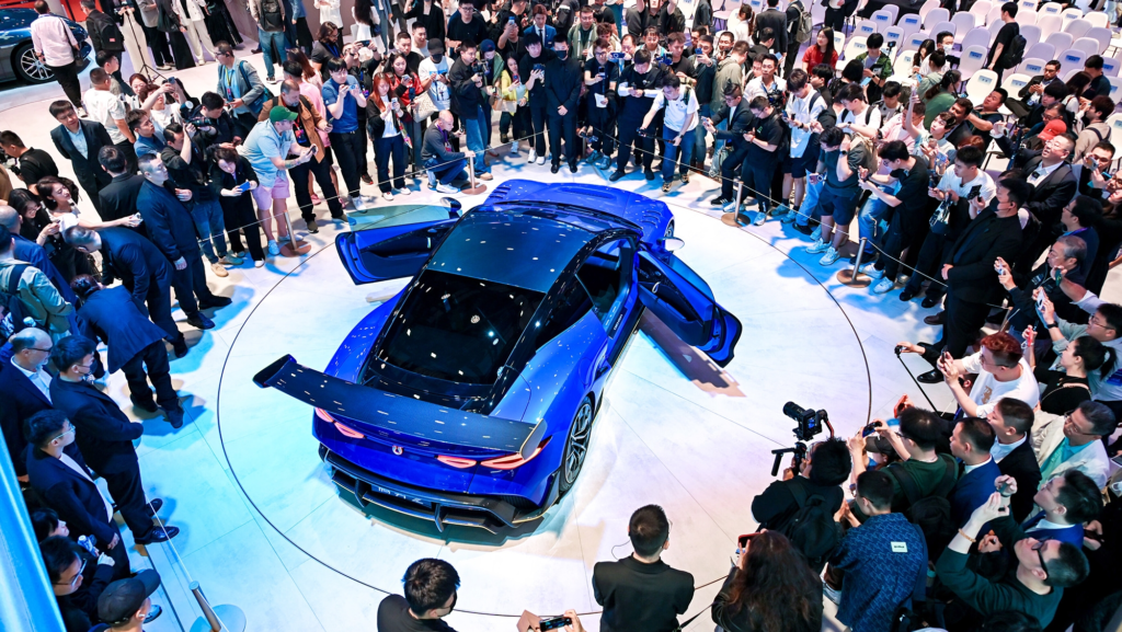 Con 1.000 CV, BYD avisa a Porsche y Mercedes: prepara un coche eléctrico que quiere ser el 'rey' de Europa