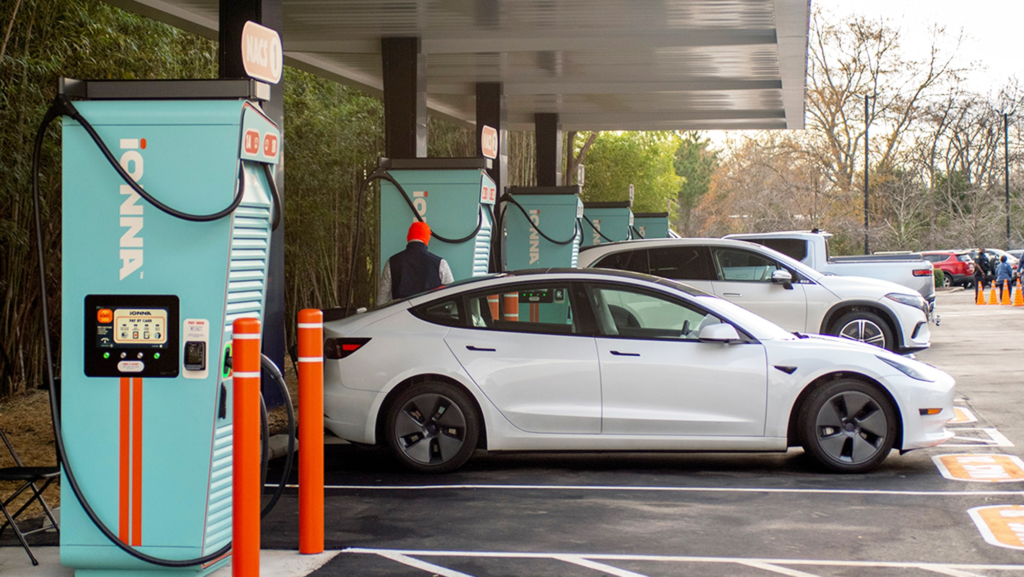 La mayoría tarda varias semanas, pero esta empresa monta estaciones de carga ultrarrápida en apenas 5 días y más barato