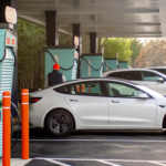 La mayoría tarda varias semanas, pero esta empresa monta estaciones de carga ultrarrápida en apenas 5 días y más barato