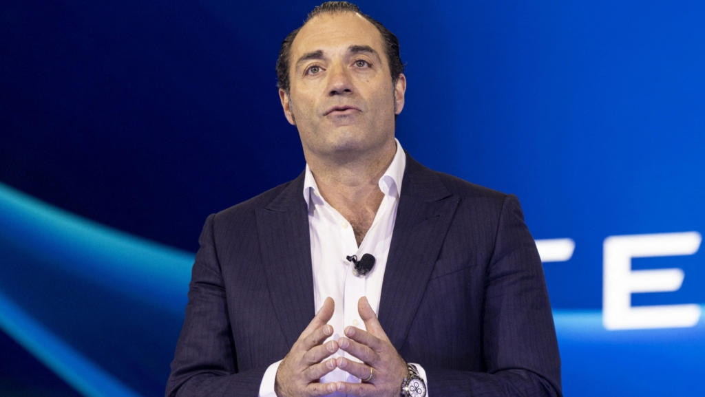 Aunque perdió 22.300.000.000 € en 2025, Antonio Filosa, el CEO de Stellantis, se llevó a casa un cheque de 5.400.000 €