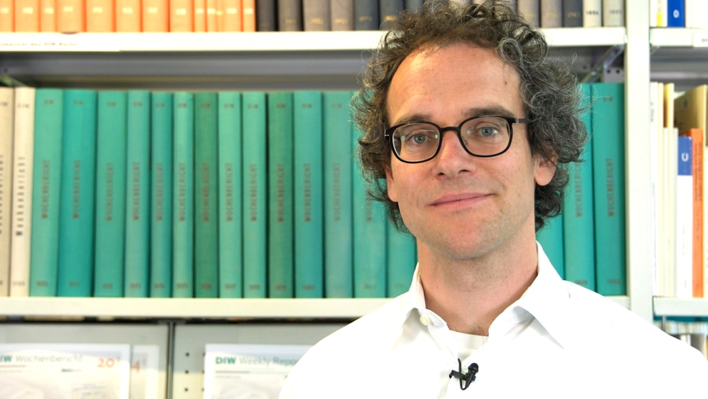 El economista alemán, Wolf-Peter Schill, no tiene dudas: "Los coches eléctricos ya son muy superiores a los de combustión"