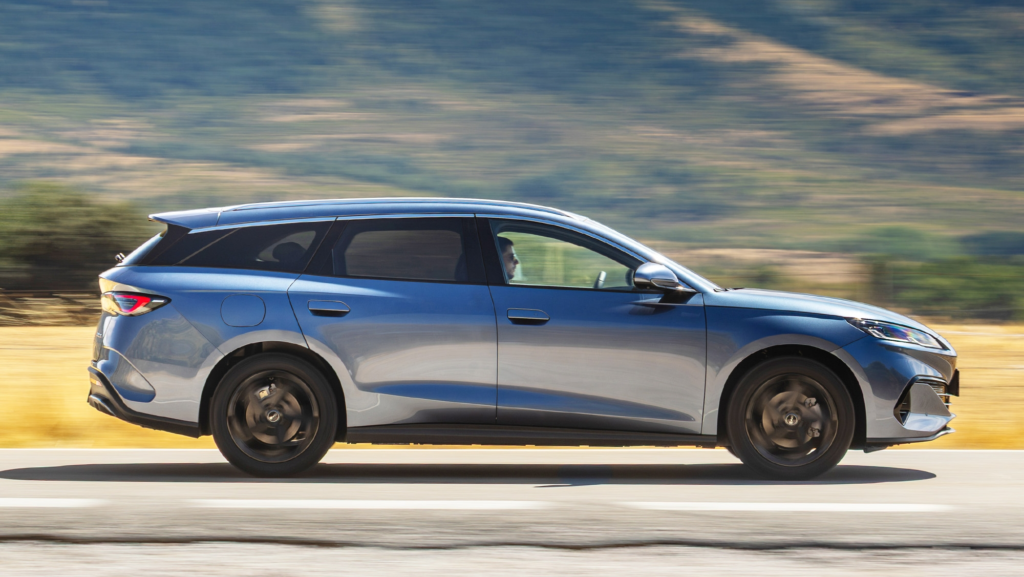 200 kilómetros sin gastar una gota de gasolina: BYD prepara el lanzamiento de su familiar híbrido con todos los avances posibles