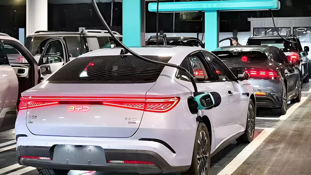 El adiós definitivo a los coches de gasolina: BYD promete que usarás sus eléctricos olvidándote de su mayor 'pero'