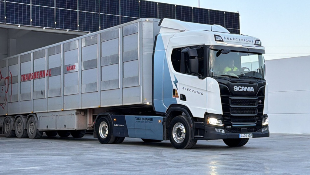 33,6 toneladas de peso y 127 kWh/100 km de consumo: una empresa española cuenta su experiencia con un camión eléctrico