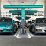 BYD ha construido 5.000 estaciones de carga ultrarrápida en 27 días, mientras que en España activar un punto se tardan meses