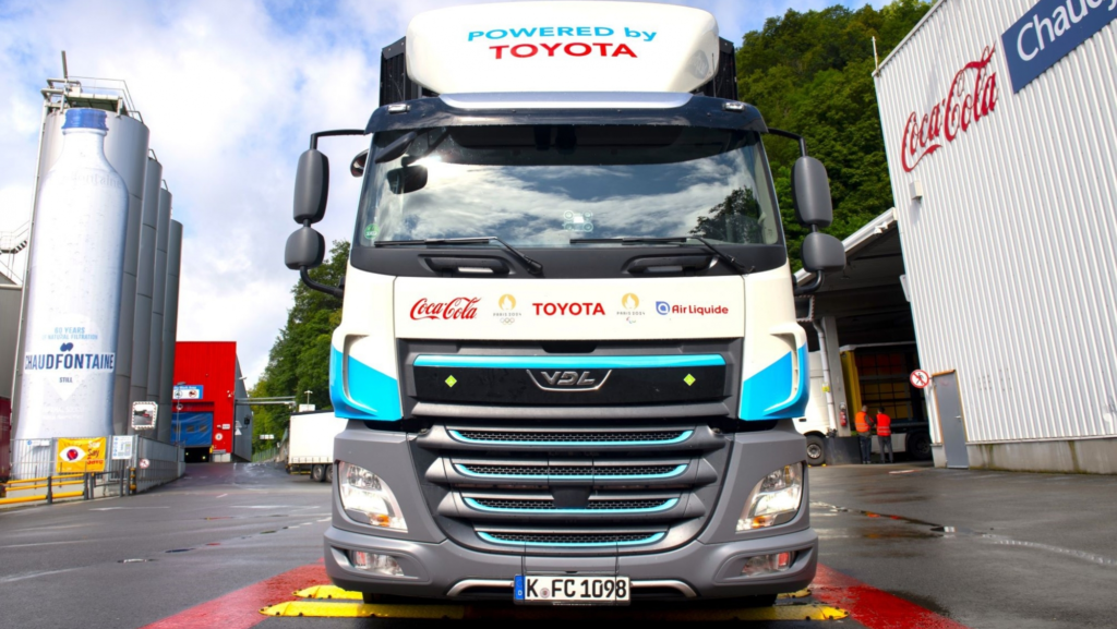 Toyota planta cara a Tesla con Volvo y Mercedes, pero no en coches eléctricos