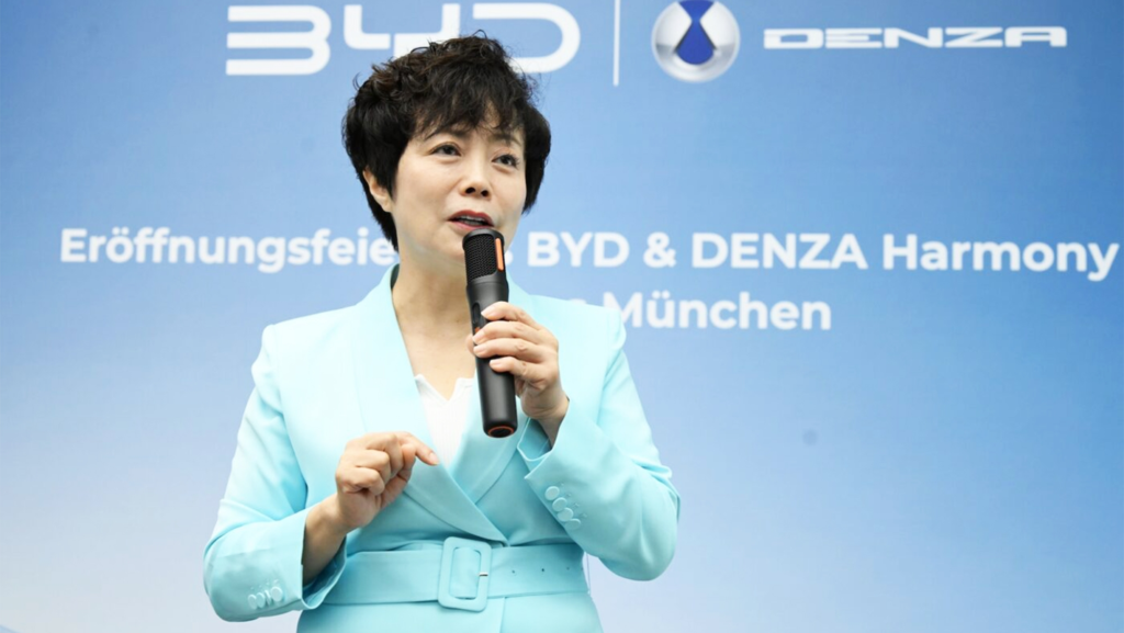 La vicepresidenta de BYD, Stella Li (55), está segura de que el crecimiento de la marca no se detendrá por mucho que Europa intente evitarlo