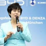 La vicepresidenta de BYD, Stella Li (55), está segura de que el crecimiento de la marca no se detendrá por mucho que Europa intente evitarlo