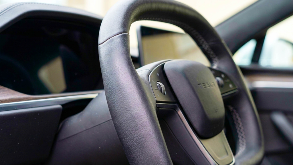 Tesla le da un nuevo sentido a la dirección por cable patentando un volante de doble giro que alcanza los 340 grados