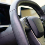 Tesla le da un nuevo sentido a la dirección por cable patentando un volante de doble giro que alcanza los 340 grados