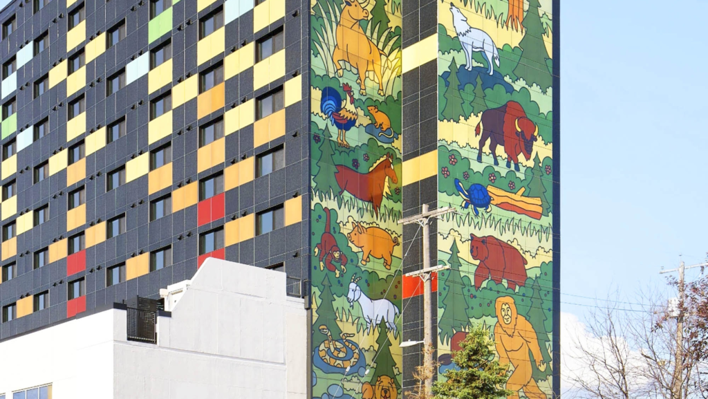 Con sus 3.200 m2 de paneles fotovoltaicos verticales, este edificio produce 267 kW de energía ahorrando 50.000 € a sus propietarios