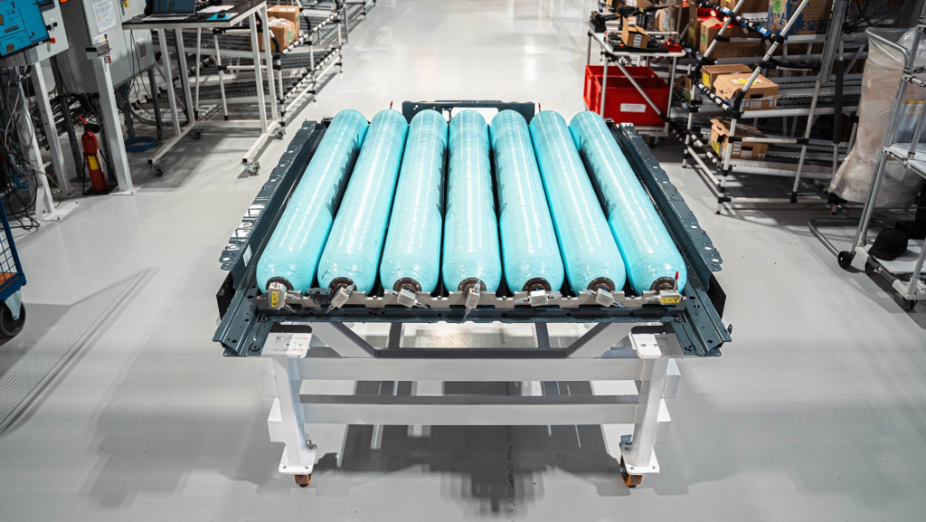 Jaque a la gasolina: estas 7 bombonas dan 750 km de autonomía a un coche eléctrico que echa agua por el escape