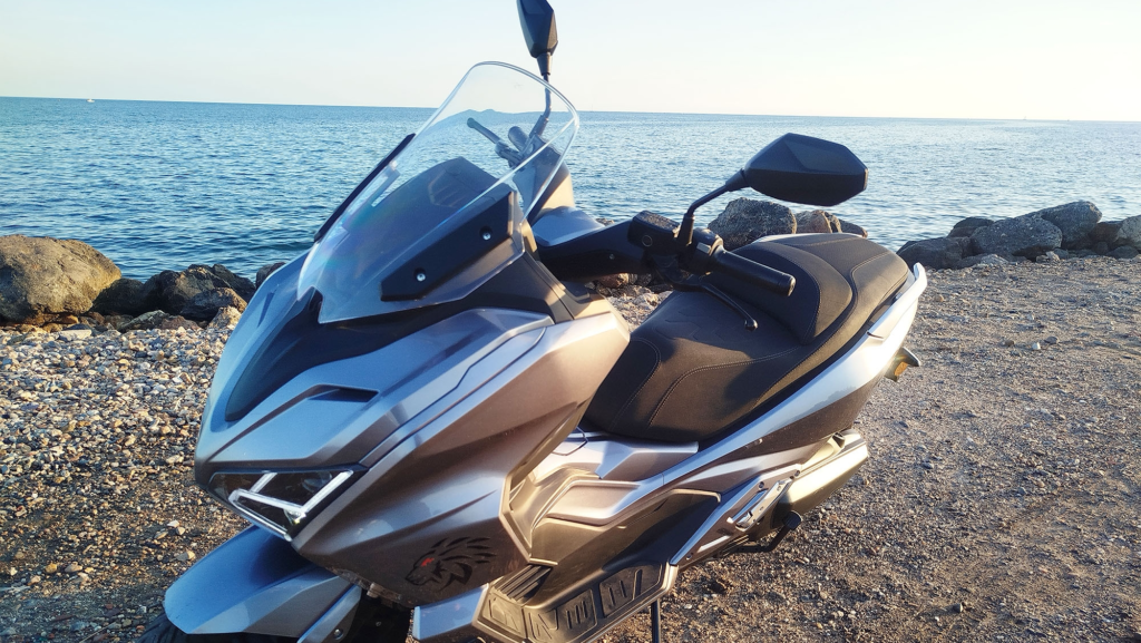 Probamos un maxiscooter que consigue recorrer 100 km por menos de 1 euro, roza los 300 km de autonomía, y supera los 120 km/h