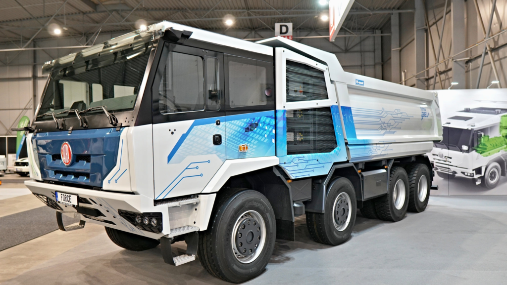 Remolca 18 toneladas, monta 12 baterías con 480 kWh y anuncia hasta 400 km de autonomía: así es el primer camión eléctrico de Tatra