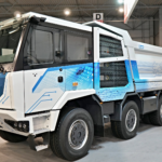 Remolca 18 toneladas, monta 12 baterías con 480 kWh y anuncia hasta 400 km de autonomía: así es el primer camión eléctrico de Tatra