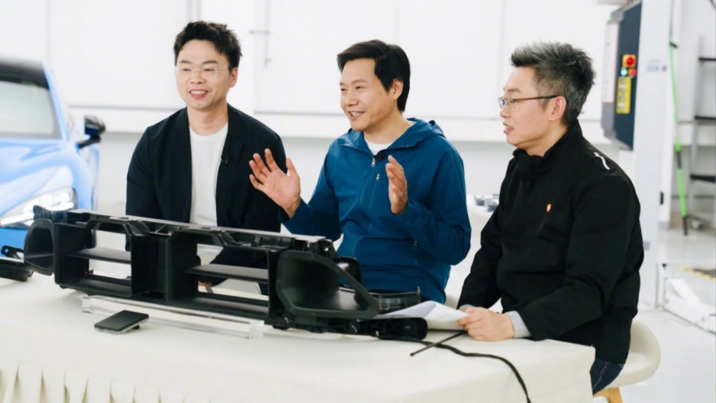 Cosas que no verás en Europa: el CEO de Xiaomi, Lei Jun, coge las herramientas y se pone a desmontar su propio coche en directo