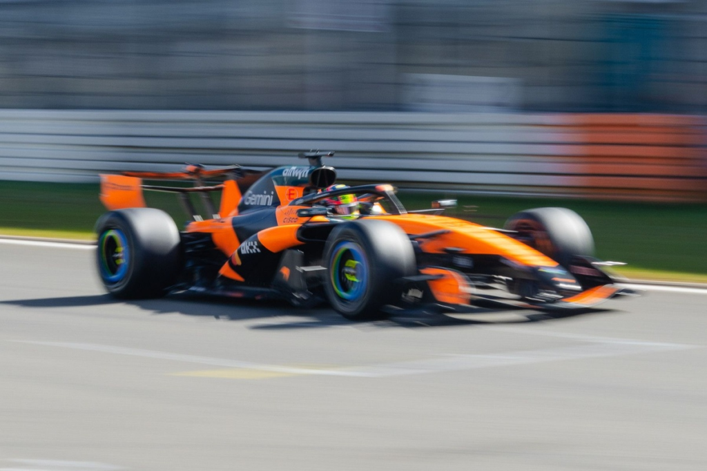McLaren F1 y Mercedes, de test de Pirelli en Nürburgring para probar novedades #F1 #FVDigital