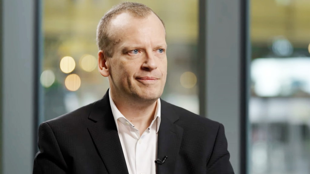 Simon Schnurrer, consultor alemán: "La rápida depreciación es aceptable para los teléfonos, pero no para los coches eléctricos"