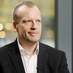 Simon Schnurrer, consultor alemán: "La rápida depreciación es aceptable para los teléfonos, pero no para los coches eléctricos"