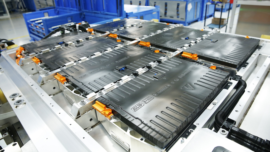 ¿Jaque a los coches eléctricos 'puros'? Carga rápida y 500 km de autonomía: la batería para híbridos enchufables que promete reventar la industria