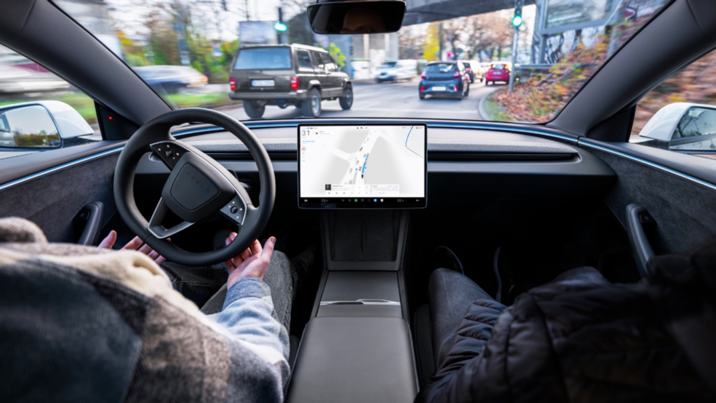 Elon Musk usa 'la trampa' perfecta para cargar la responsabilidad a los conductores europeos si su conducción supervisada falla