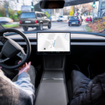 Elon Musk usa 'la trampa' perfecta para cargar la responsabilidad a los conductores europeos si su conducción supervisada falla