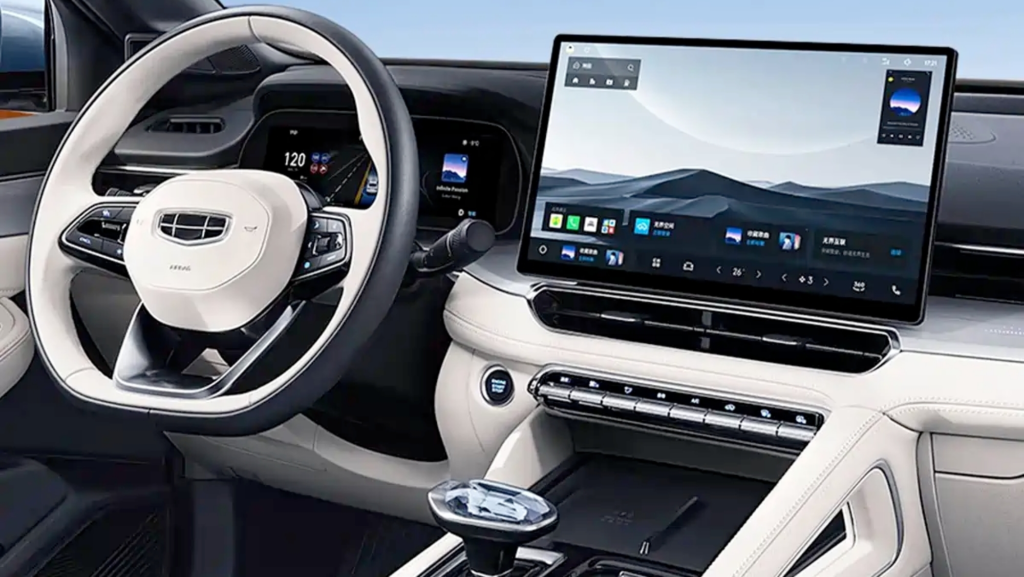 Consume menos que un Toyota y es más barato que un Dacia: Geely presenta un híbrido de 308 CV que gasta 3,98 l/100 km