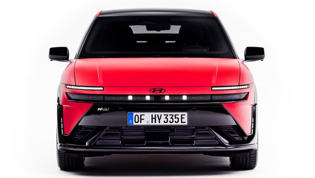 496 km de autonomía y recarga del 10 al 80% en 29 minutos: el nuevo (y asequible) Hyundai IONIQ 3 ya es una realidad en Europa