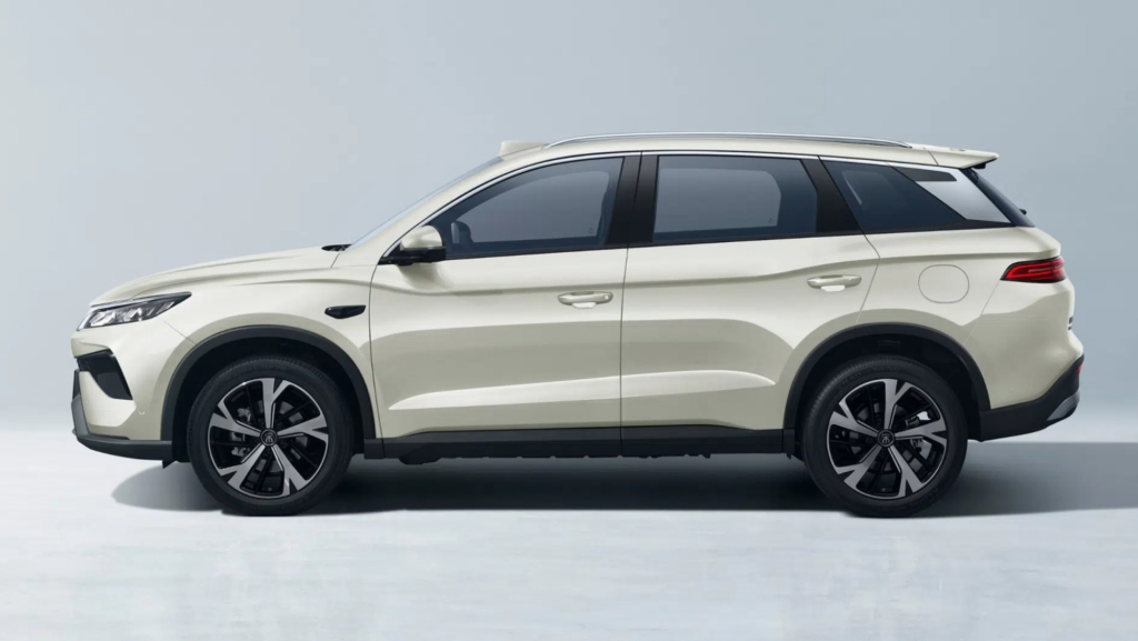 BYD presenta su nuevo SUV híbrido: por menos de 13.000 € tarda más de 300 km en encender su motor de gasolina