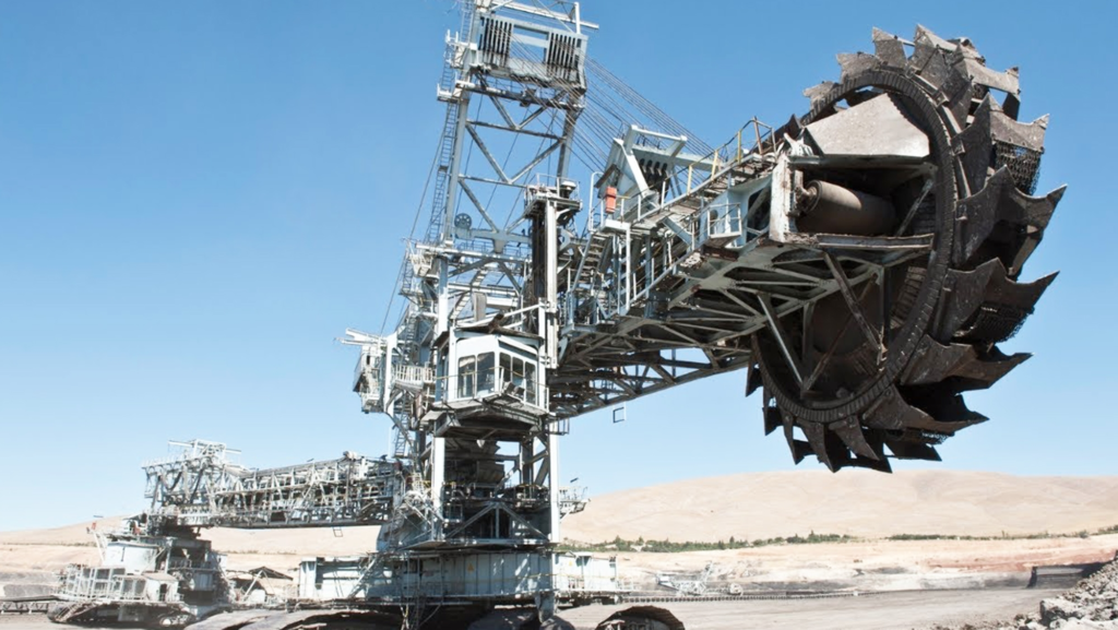 La excavadora más grande del mundo hace el trabajo de 40.000 mineros, mide 96 metros y necesita una estación eléctrica en exclusiva