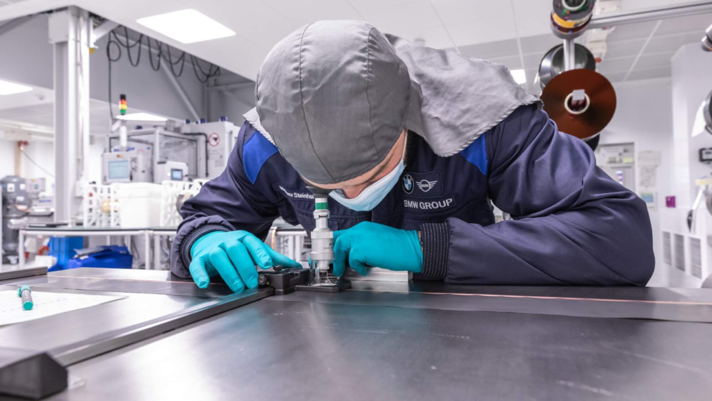 BMW apuesta por la IA para revolucionar las baterías de sus coches eléctricos: reducirá más de un 50 % en pruebas, costes y tiempos