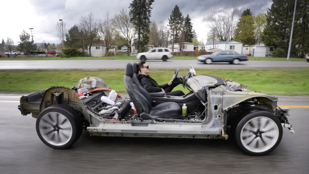 Por 2.000 dólares se compra un Tesla sin carrocería, con 341 km de autonomía, para usarlo como kart eléctrico