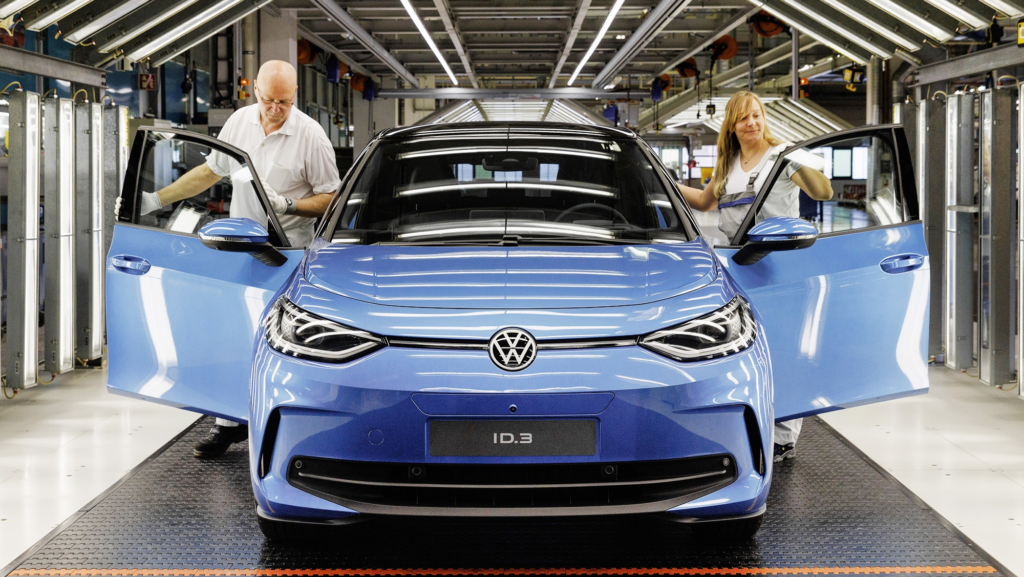 546.937 ventas tumban las críticas: en la UE ya se venden más coches eléctricos que híbridos enchufables y diésel juntos